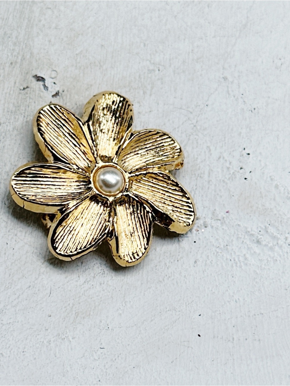 1355mc. Goldtone Flower Brooch